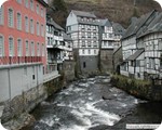 Die Rur in Monschau - links das Rote Haus