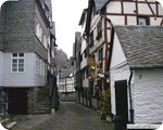 Enge vertrumte Gassen in Monschau