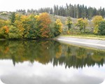 Wasserspiegelungen an der Perlenbachtalsperre - rechts die Staumauer -