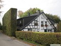 altes Eifelhaus mit Schutzhecke