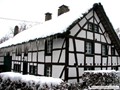 Denkmalgeschütztes Haus mit Eiszapfen - befindet sich auf dem Höfener Heckenweg -