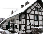 Eifelhaus im Winter mit Eiszapfen