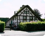 ein reetgedecktes Haus in der Hauptstrasse